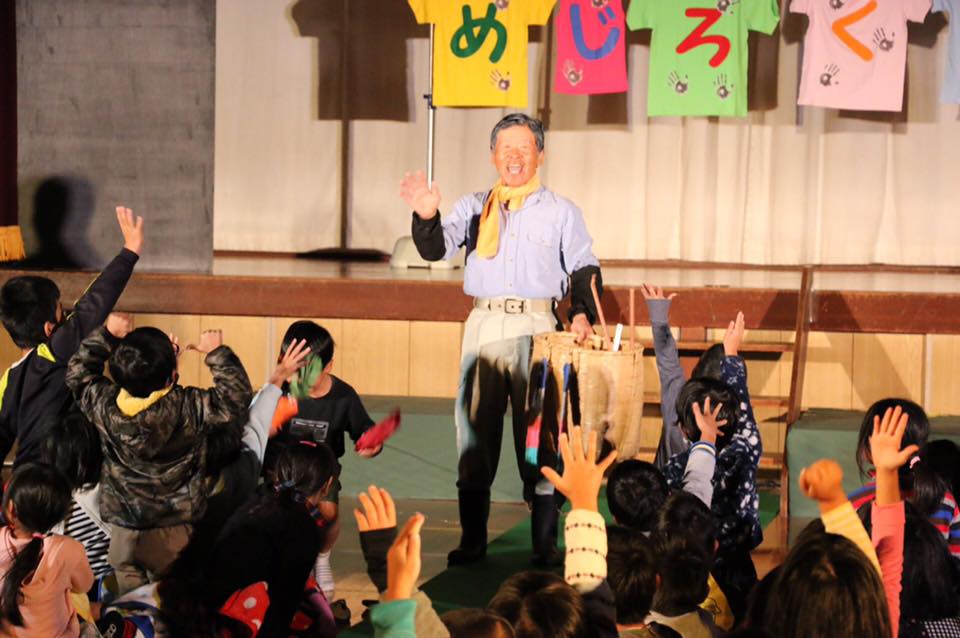 川南の東小学校で｢めじろくん｣上演しました